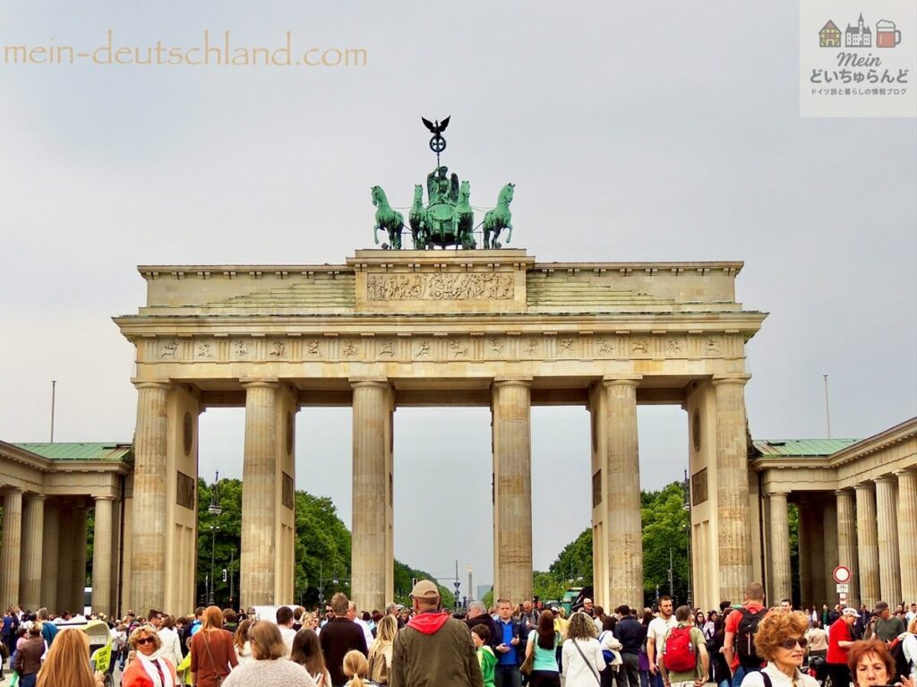 ブランデンブルク門を訪れる観光客でにぎわう様子