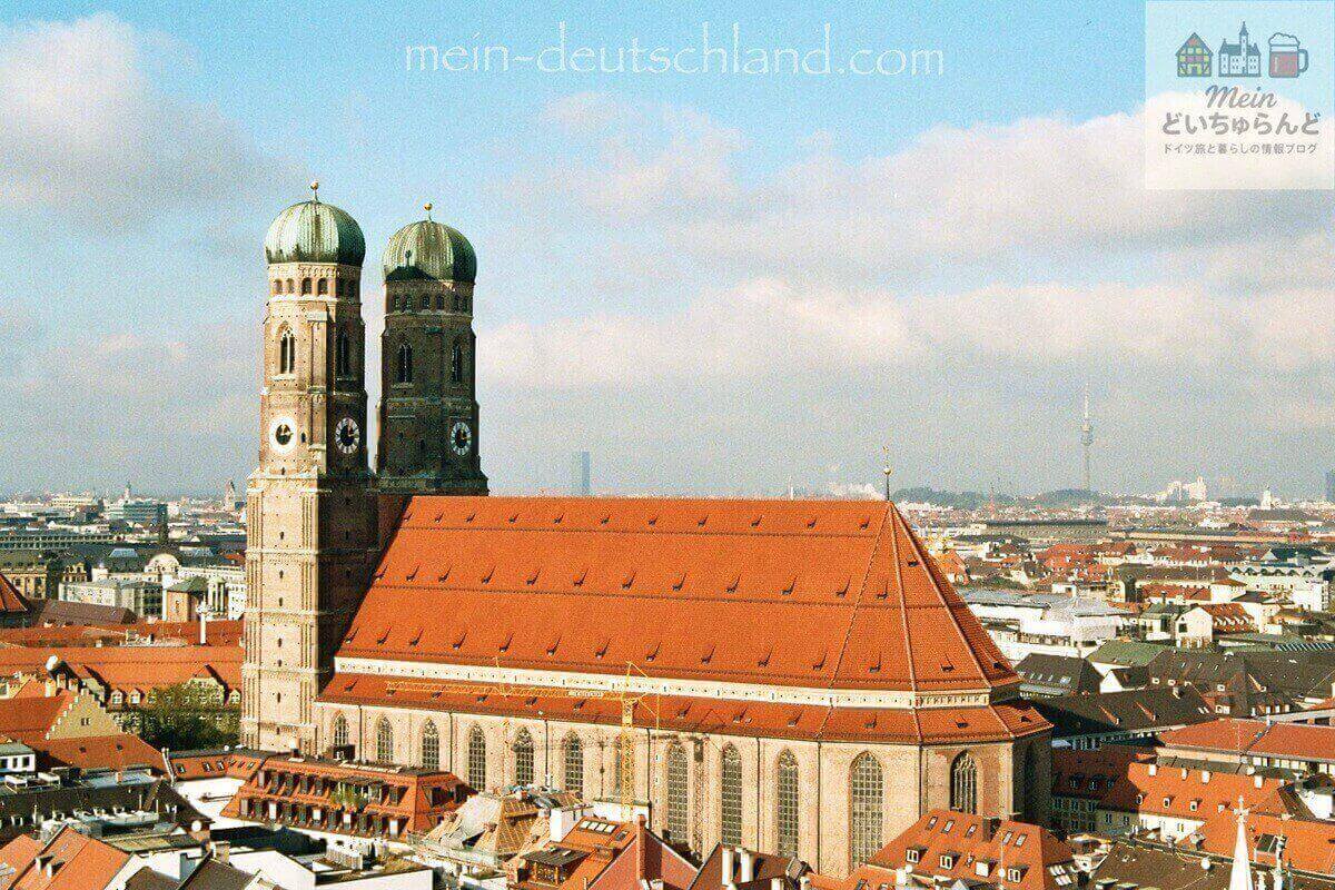 ミュンヘン旧市街にそびえるフラウエン教会の外観