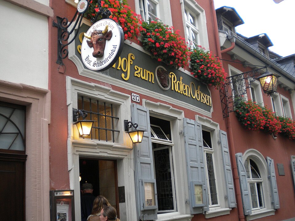 ハイデルベルク旧市街の老舗レストラン「ツム・ローテン・オクセン」の外観