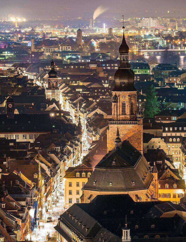 夜のハイデルベルク旧市街と聖霊教会