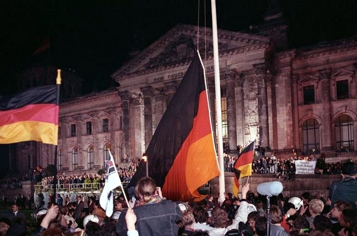 1990年10月3日ドイツ統一の日、ベルリンの国会議事堂前で掲げられた統一ドイツ国旗の画像