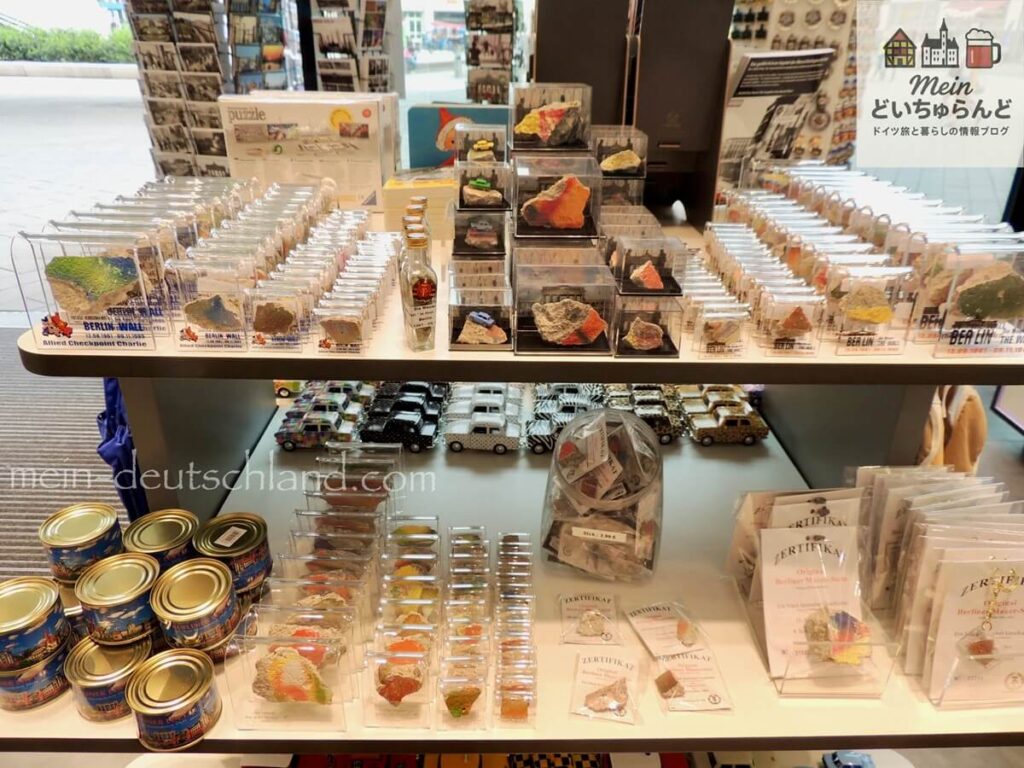 ベルリンの壁の破片が並ぶ土産物店の棚