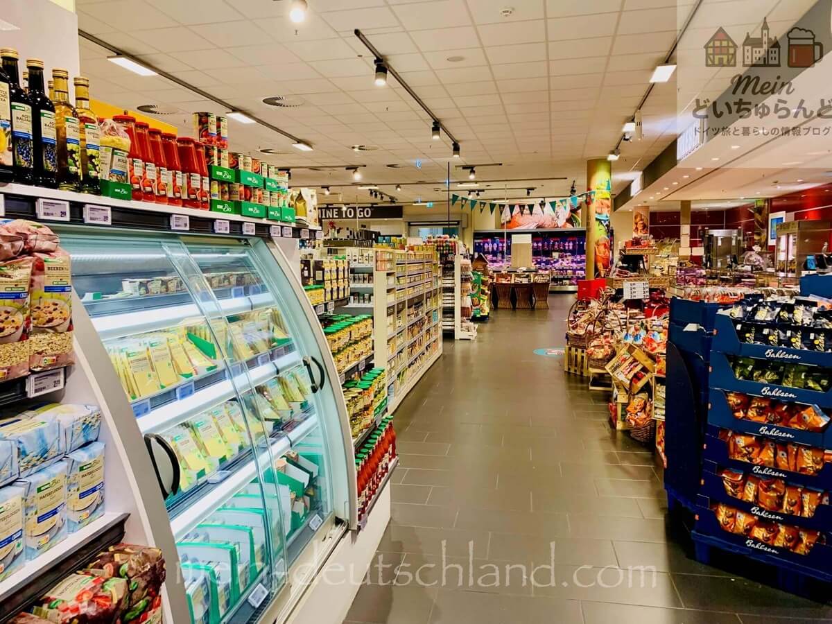 ドイツのスーパーに並ぶ冷蔵食品の棚