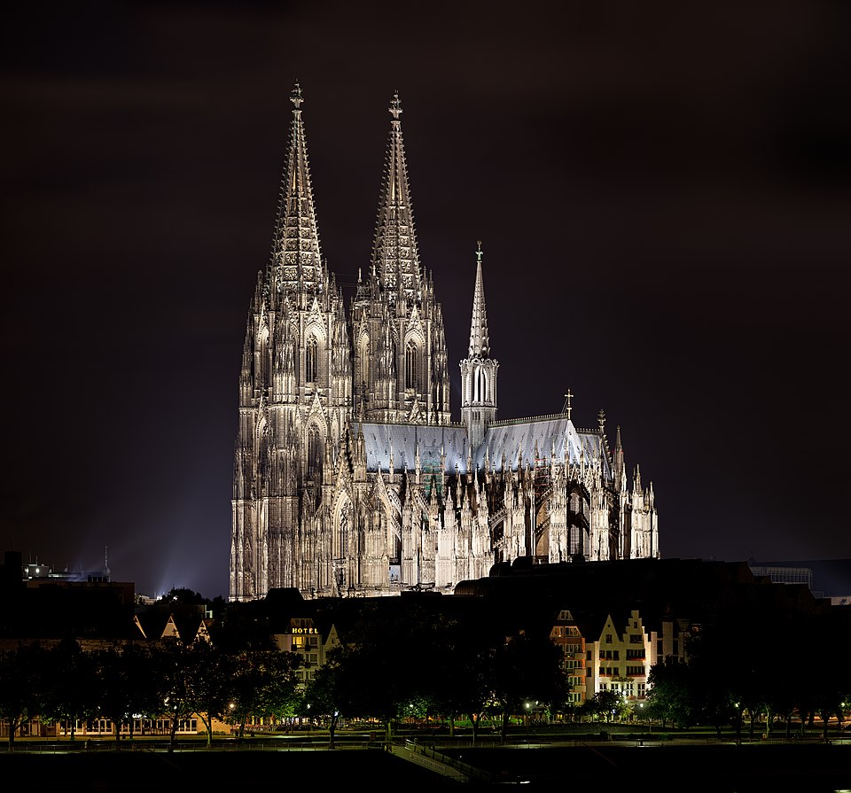 夜のケルン大聖堂（Kölner Dom）のライトアップ。ライン川越しに見る幻想的な夜景の画像