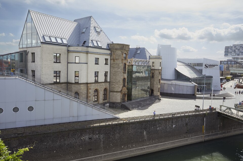 ケルンのチョコレート博物館（Schokoladenmuseum Köln）の外観。ライン川沿いに建つ人気観光スポット