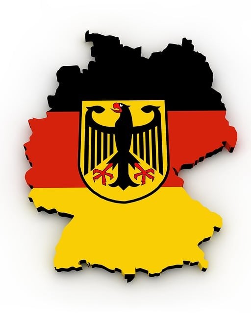ドイツ地図の形にデザインされたドイツ国旗