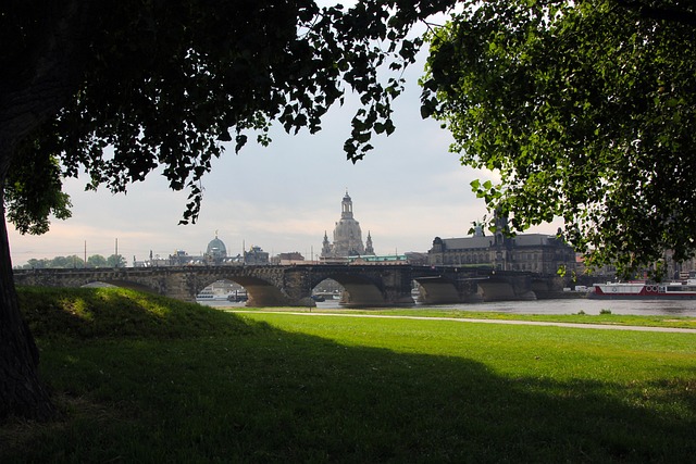 エルベ川に架かるアウグストゥス橋と旧市街の眺め