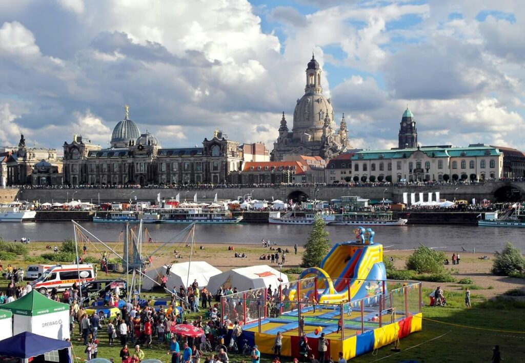 エルベ川越しに見たブリュールのテラスとフラウエン教会