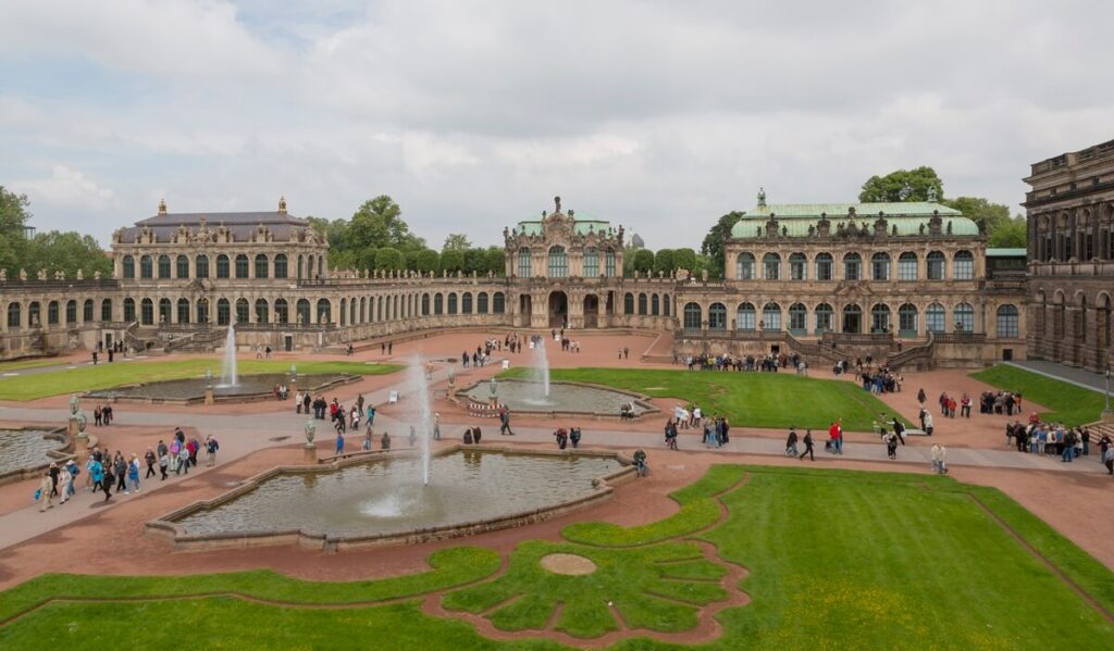 ツヴィンガー宮殿の中庭と噴水を見下ろした景観