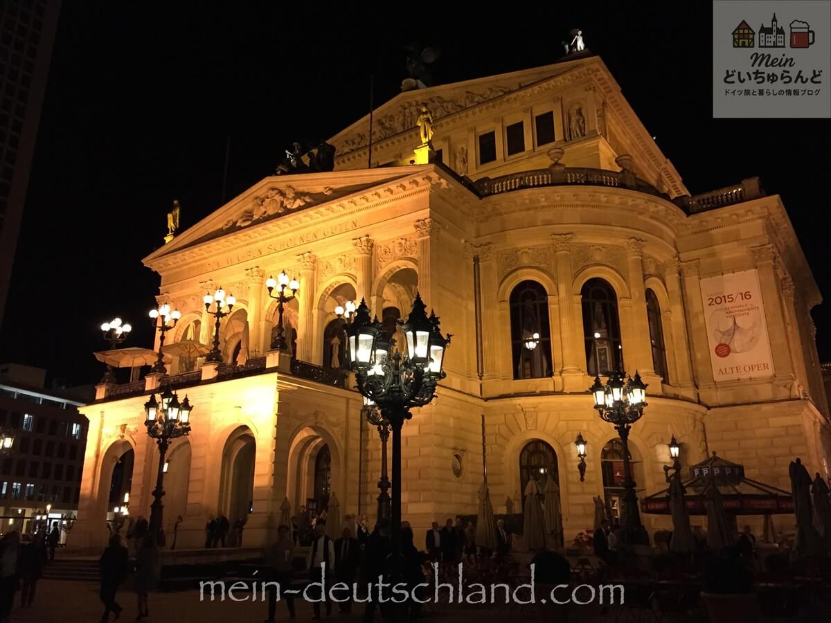夜にライトアップされたフランクフルト旧オペラ座(アルテ・オーパー)