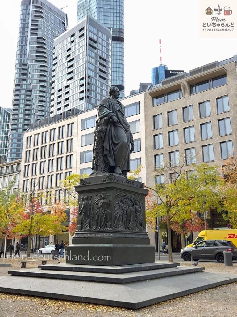 フランクフルト中心部に立つゲーテ像の画像