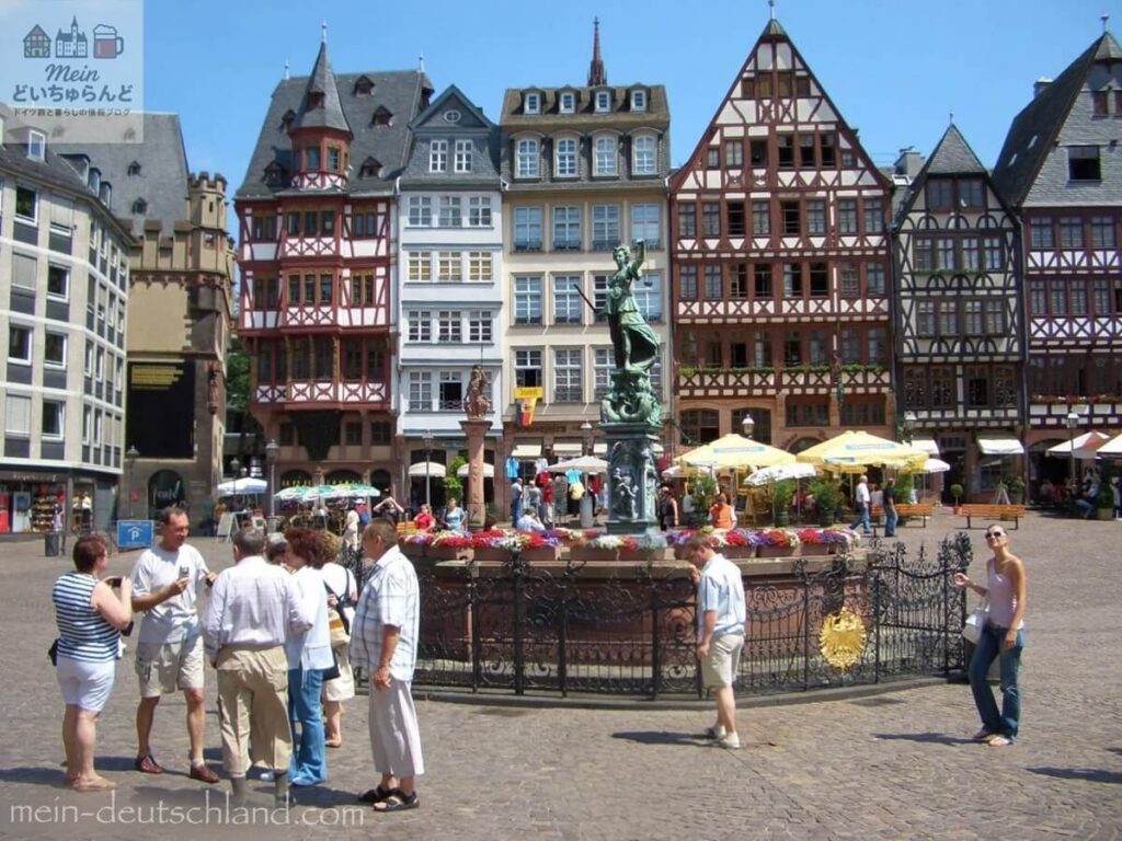 フランクフルト旧市街のレーマー広場と木組みの家並みの画像