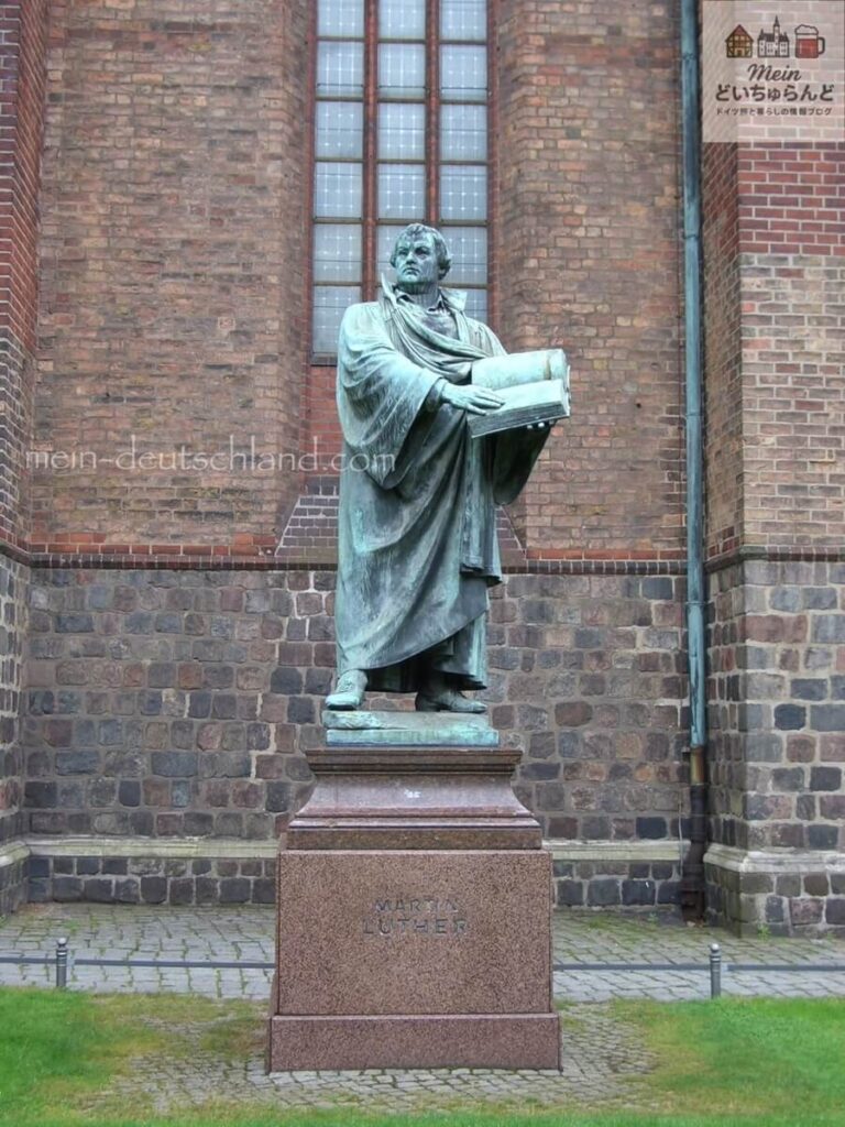 ベルリン・マリエン教会前のルター像
