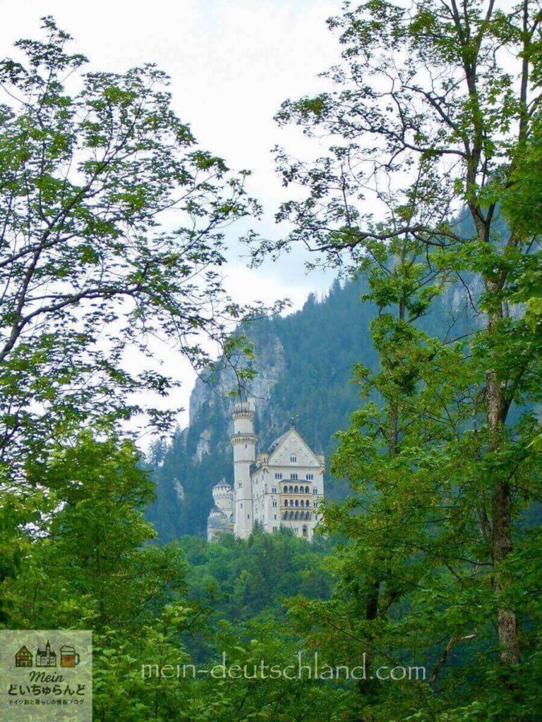 ホテルの庭から見えるノイシュヴァンシュタイン城