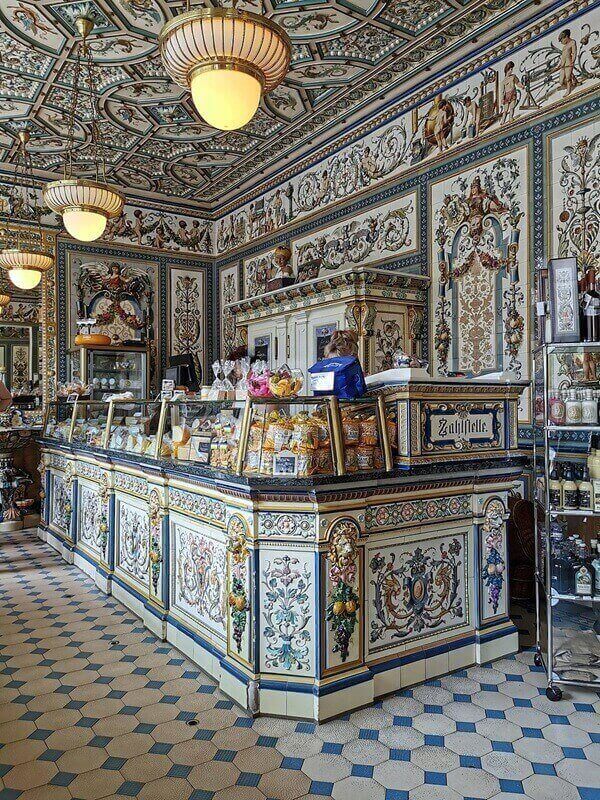 ドレスデンのプフント牛乳屋の店内、装飾タイルに囲まれた美しいカウンター