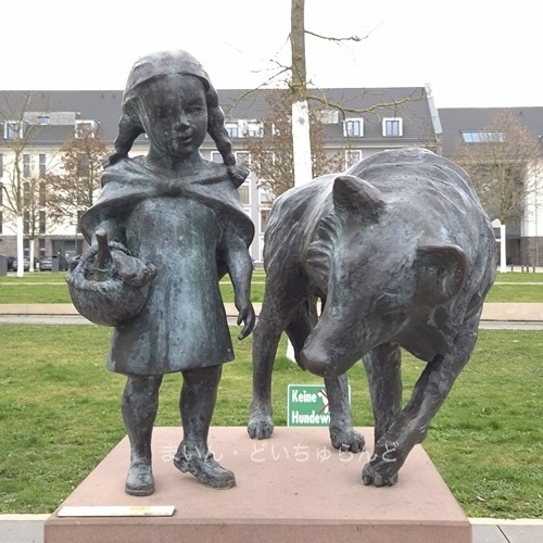 ハーナウ メルヘンの小道 赤ずきんとおおかみの像