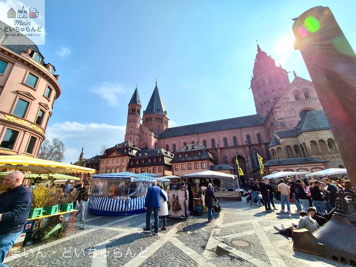 マインツ大聖堂と週市の立つマルクト広場
