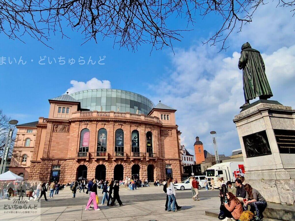 マインツのグーテンベルク広場と州立劇場