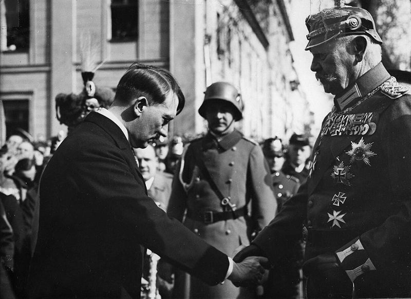 1933年、ヒンデンブルクとヒトラー