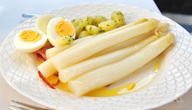 溶かしバターのかかった白アスパラ