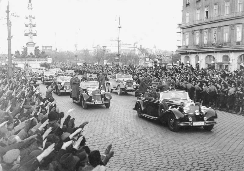 1938年、オーストリア併合時にウィーンへ入るヒトラーの車列