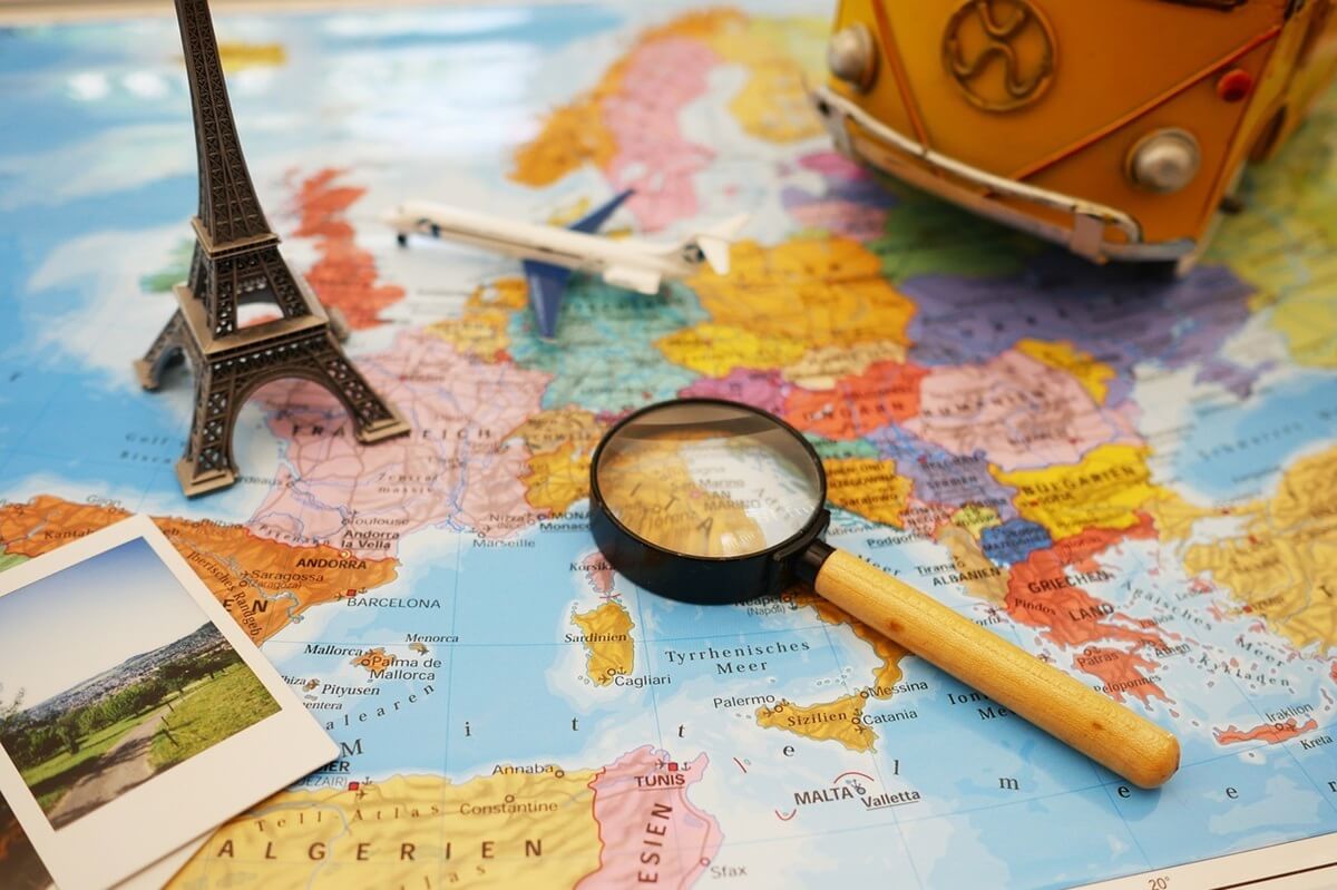 ヨーロッパ地図と旅行小物