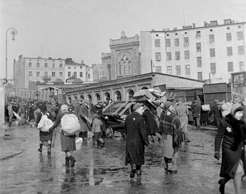1940年、ゲットーへ移住させられるユダヤ人たち
