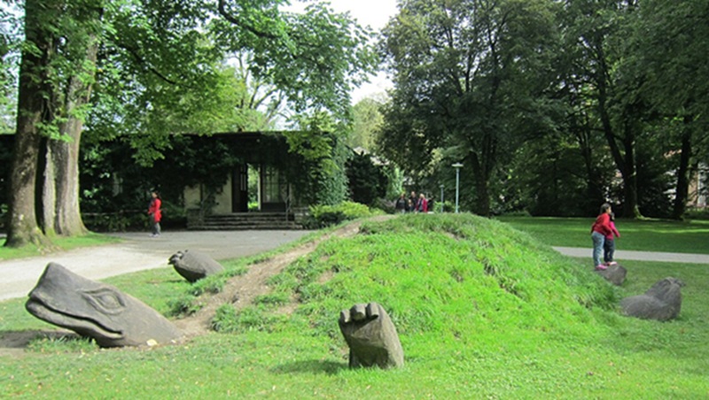 ガルミッシュのミヒャエル・エンデ公園にある老亀モルラの像