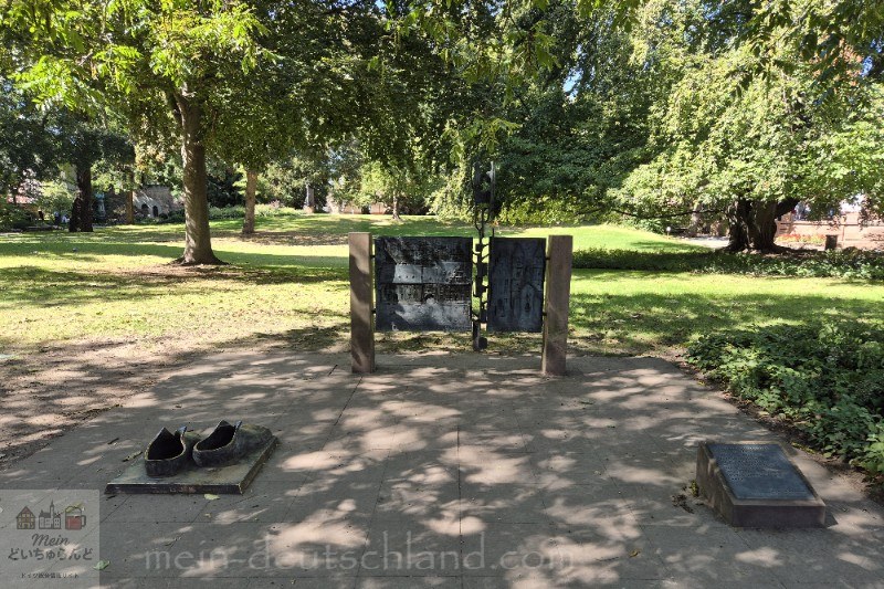 ヴォルムス ハイルスホーフ公園内の巨大な「ルターの靴」