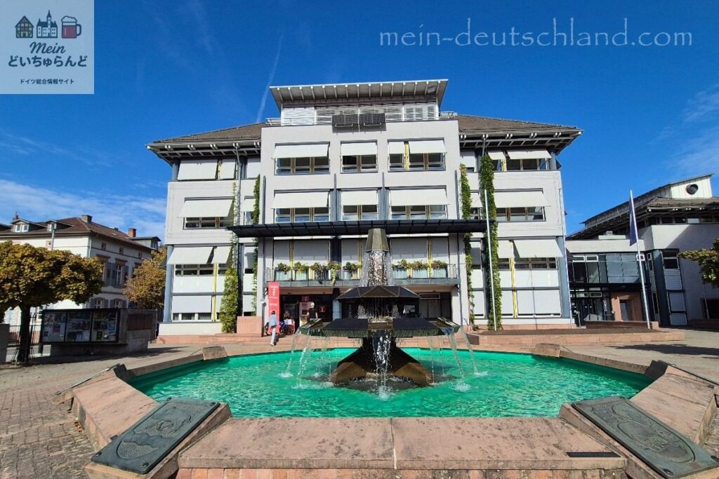 エーバーバッハ 市庁舎と紋章の噴水