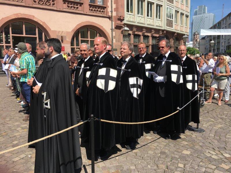 フランクフルトの聖体祭の行列に参加するドイツ騎士団の在俗会員たち